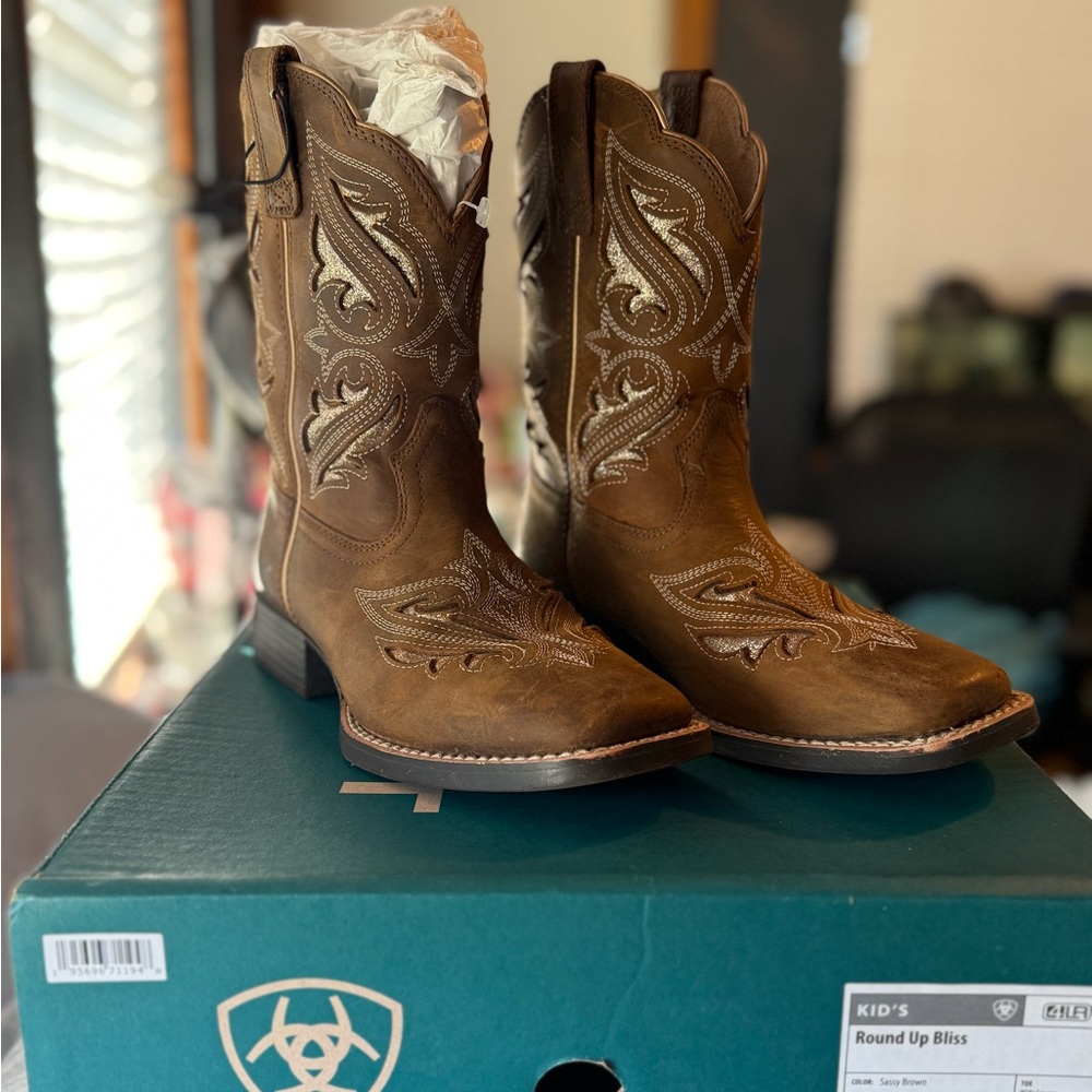 Ariat girls boots size 2.5
